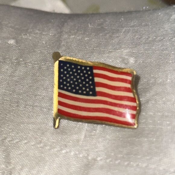 Vintage red, white, & blue enamel painted American flag lapel pin - Picture 2 of 4